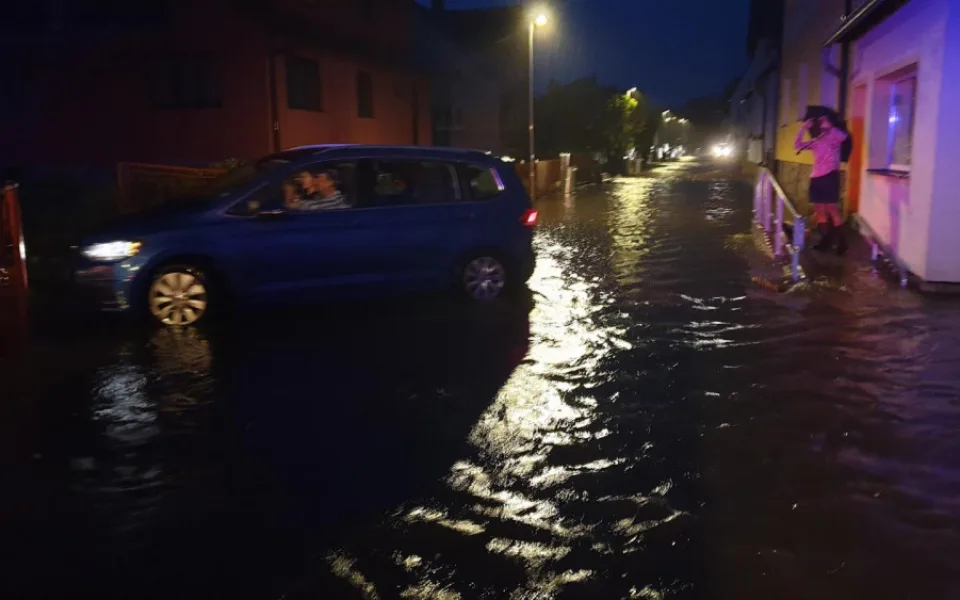 Hasiči za sebou mají krušnou noc, vyjížděli k šedesáti událostem