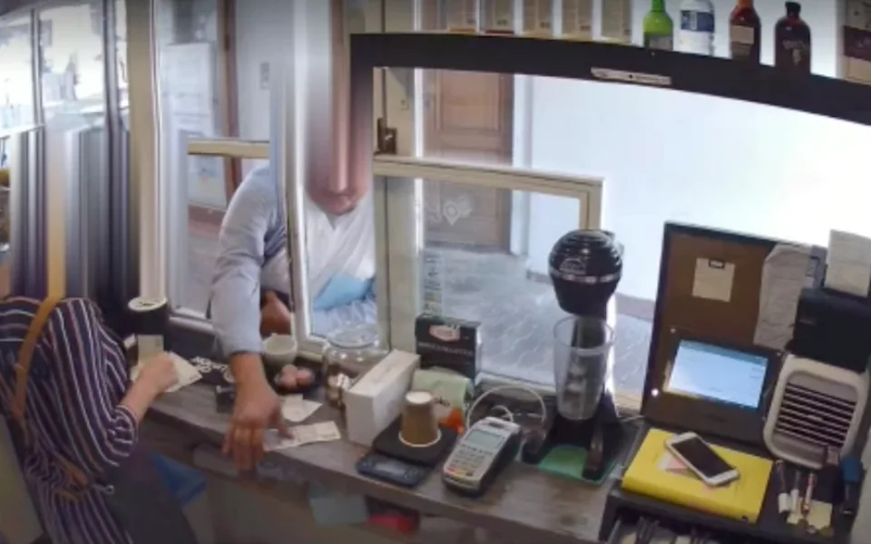VIDEO: Podvodník se v Budějcích pokusil okrást baristku, použil k tomu trik s penězi