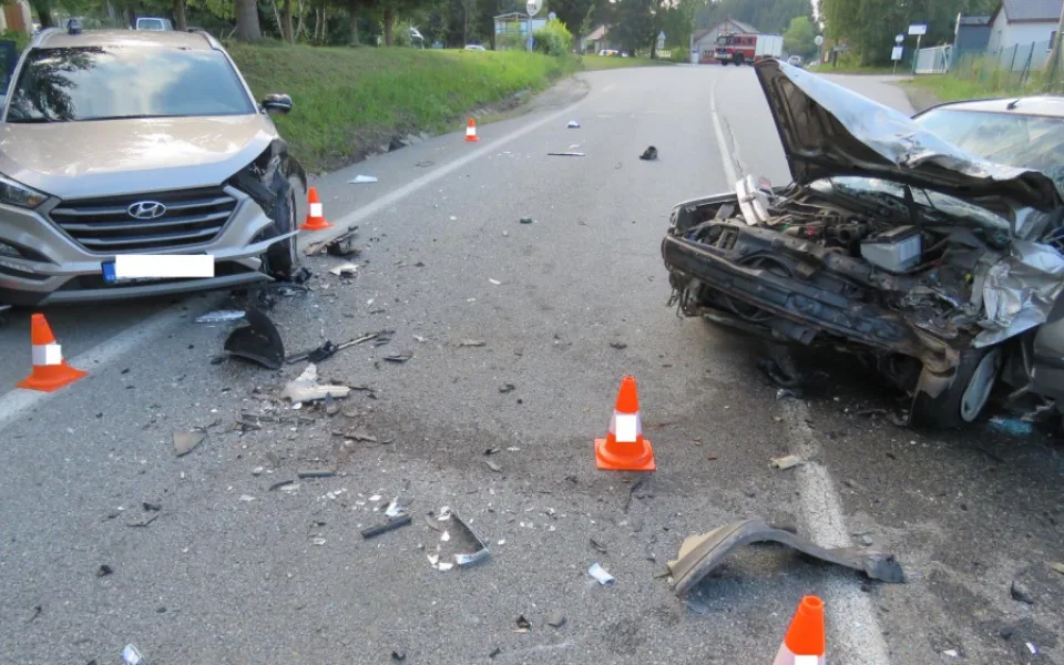 Řidička přejela do protisměru a narazila do osobáku, pět lidí se zranilo