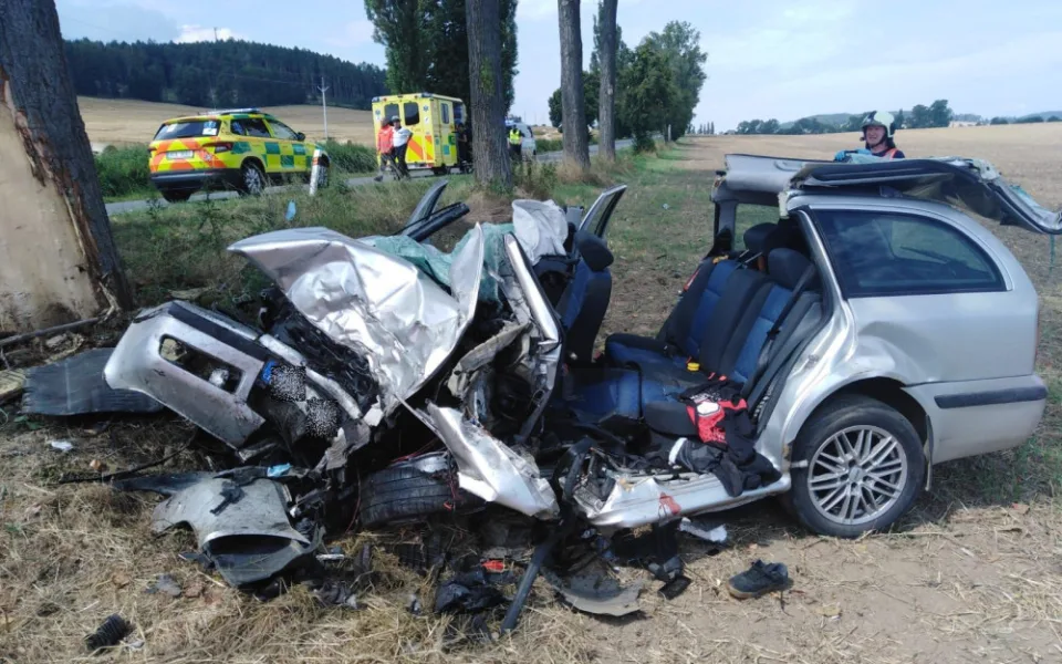 Náraz do stromu nepřežil na Prachaticku řidič osobáku, dopravu na místě řídí policisté