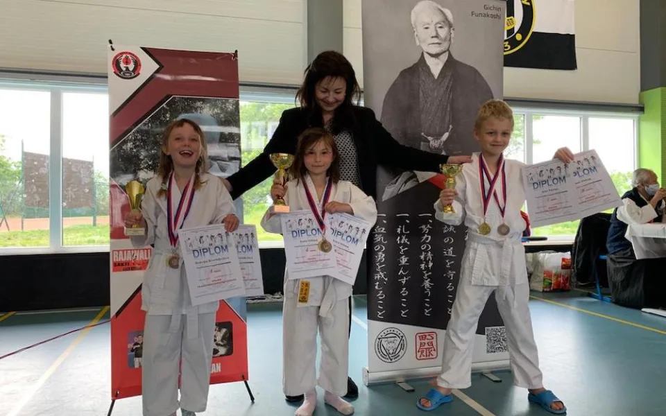 Damai di Hati: Jsme oddíl tradičního karate a taichi. Uchopte s námi sílu svého těla a získejte vnitřní mír