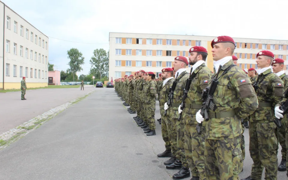O vstup do armády je zatím větší zájem než loni