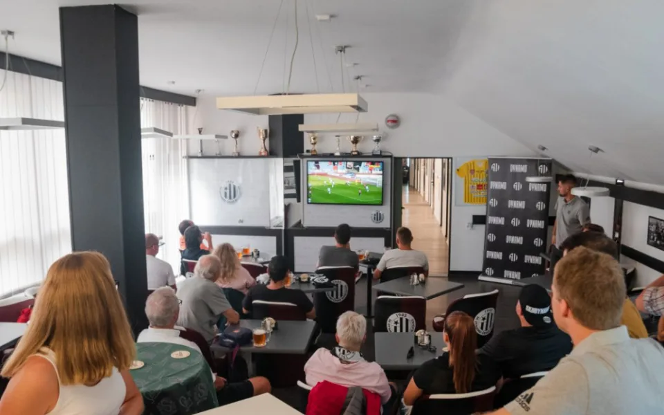 Zápas na Baníku sledovali permanentkáři ve VIP prostorech na Dynamu