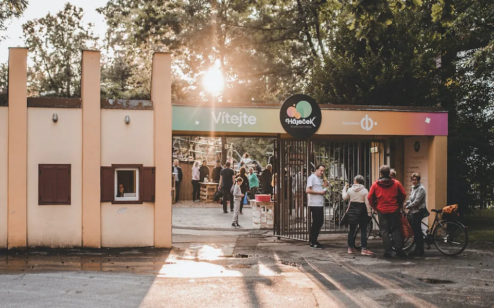 Do letňáku i v září na koncert filmové hudby nebo Hříšňák