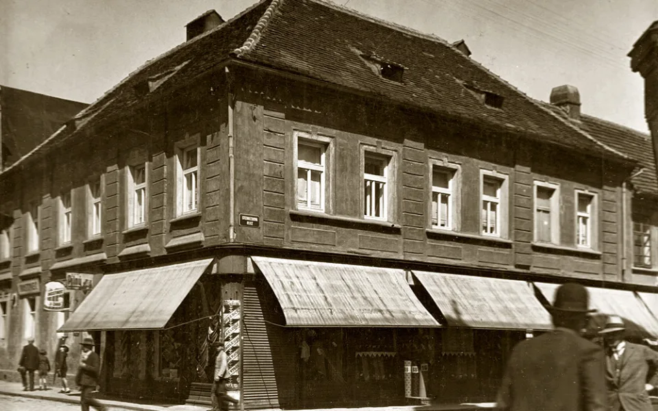 Dům U Zlatého hroznu na rohu ulic U Černé věže a Hroznové v roce 1930.