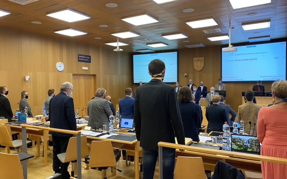 Zastupitelé odstartovali jednání minutou ticha za Bělorusko. Komunisté ze sálu odešli