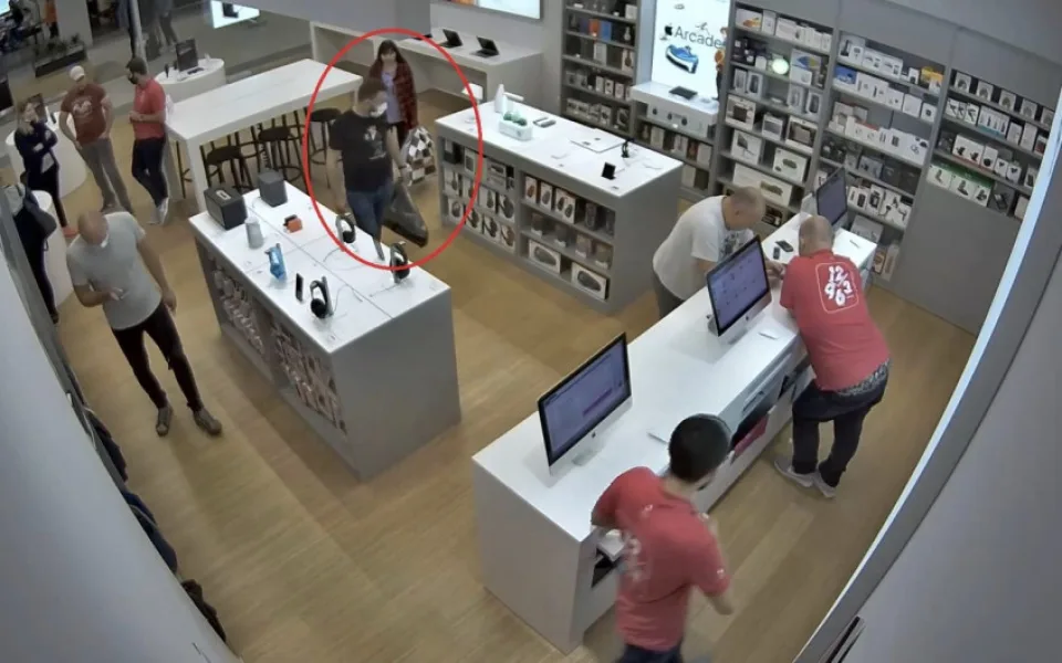 Z prodejny někdo ukradl reprák za devět tisíc. Policie hledá svědky
