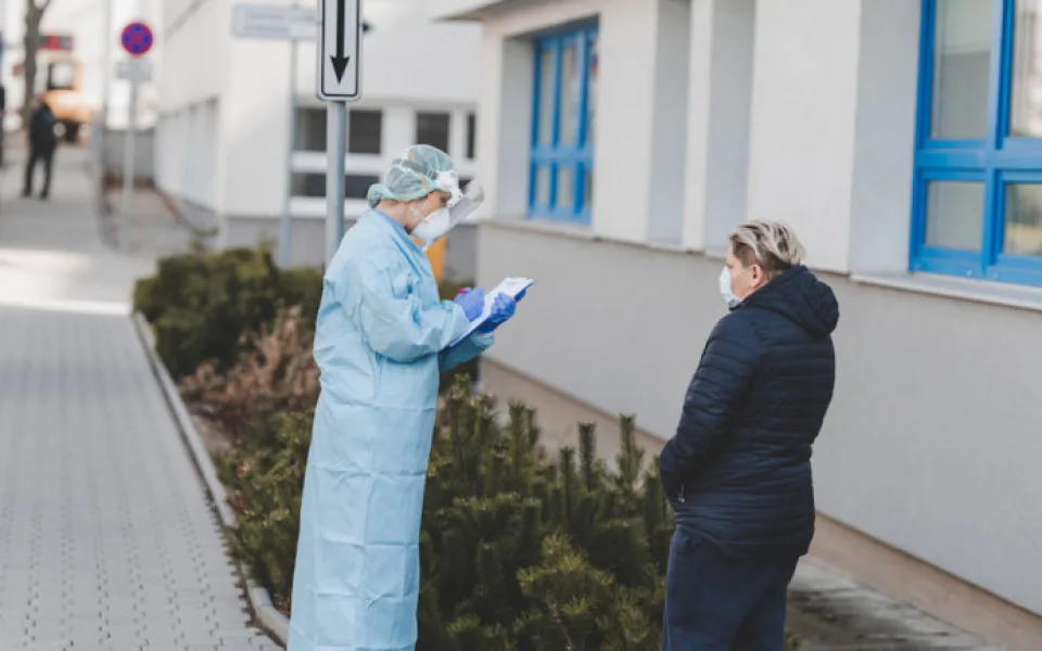 Testovací místo na koronavirus u nemocnice se přesouvá. Bude blíž k hlavnímu vchodu
