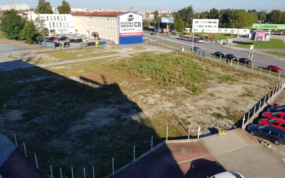 Místo autoopravny bude stát na Husovce dvanáctipatrový hotel