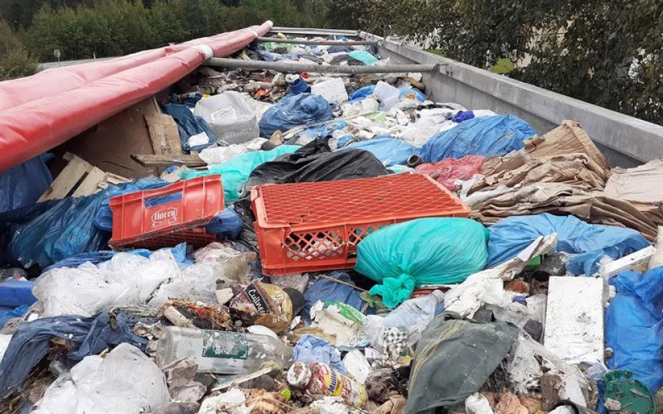 Polský kamion převážel 18 tun komunálního odpadu do Česka. Neměl k tomu povolení