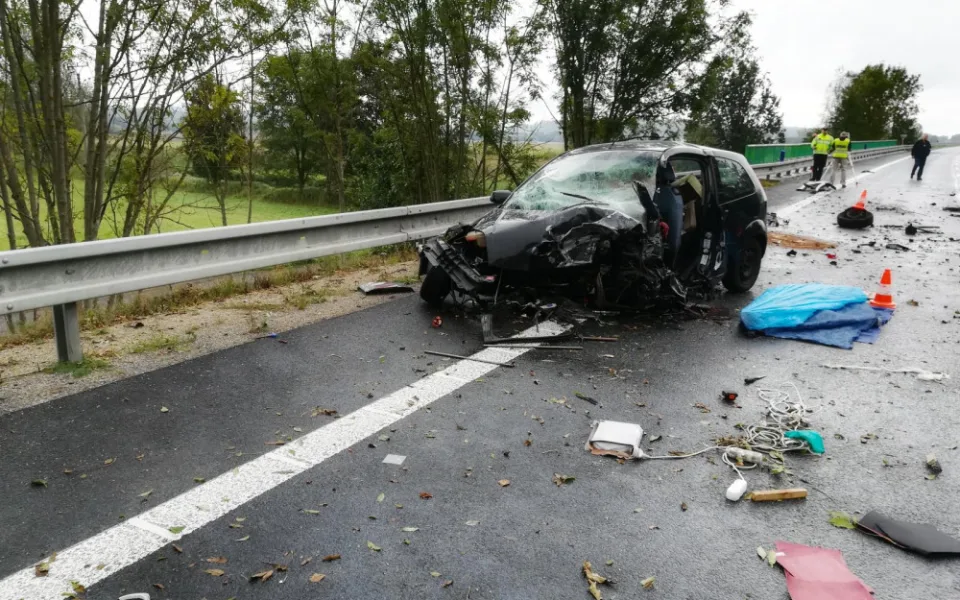 Po srážce dvou aut zemřel u Protivína jeden člověk. Spolujezdkyni letecky převezli do nemocnice