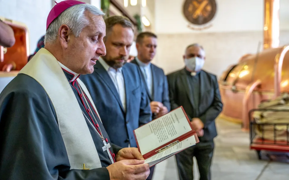Budvar nechal požehnat zvláštní várku světlého ležáku. Výtěžek z prodeje půjde na charitu