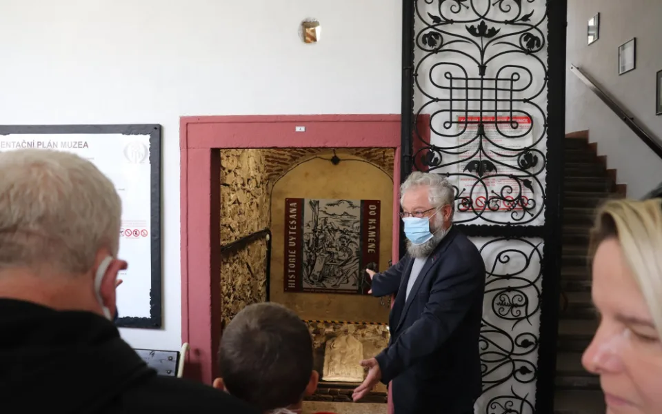 V Jindřichově Hradci vystavili vzácné kameny, smírčí kříže i náhrobky.