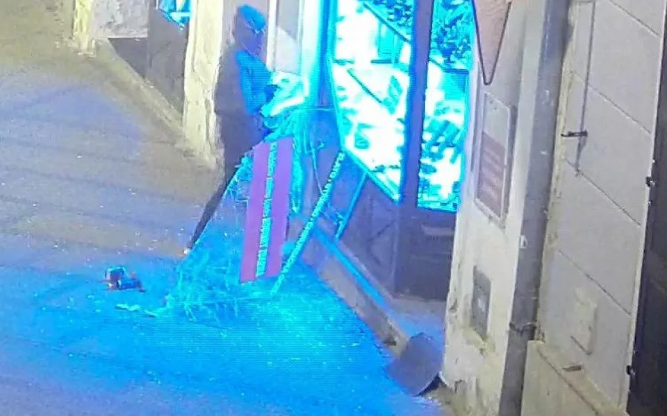Policie pátrá po muži z kamerových záznamů. Maskovaný zloděj ukradl ze zlatnictví šperky za více než půl milionu.