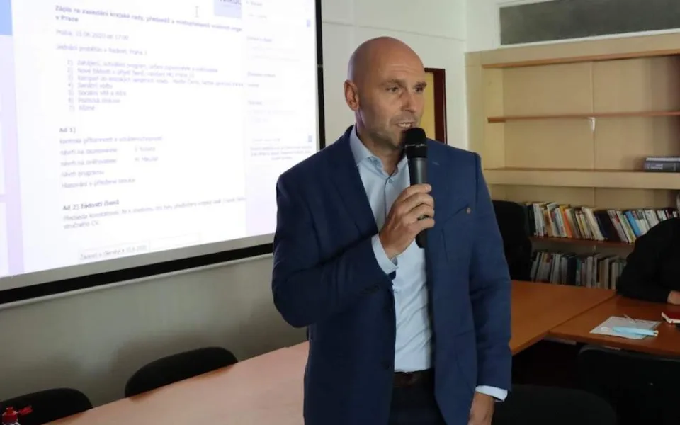 Jihočech Dalibor Uhlíř vede s Václavem Klausem ml. Hnutí Trikolóra. Konzervativní hodnoty, tradice a zdravý selský rozum, to jsou jeho hlavní pilíře