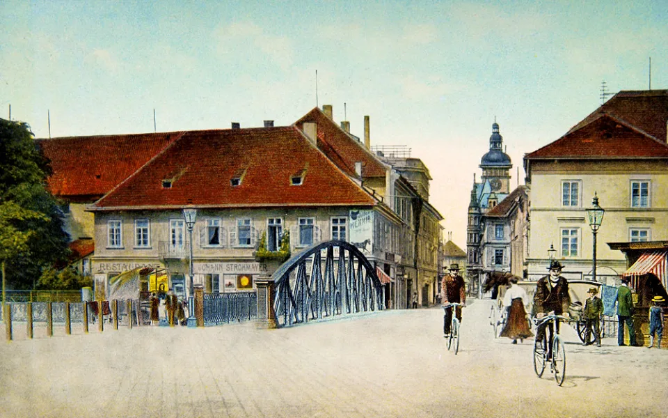 Divadelní ulice s klasicistními domy po roce 1900.
