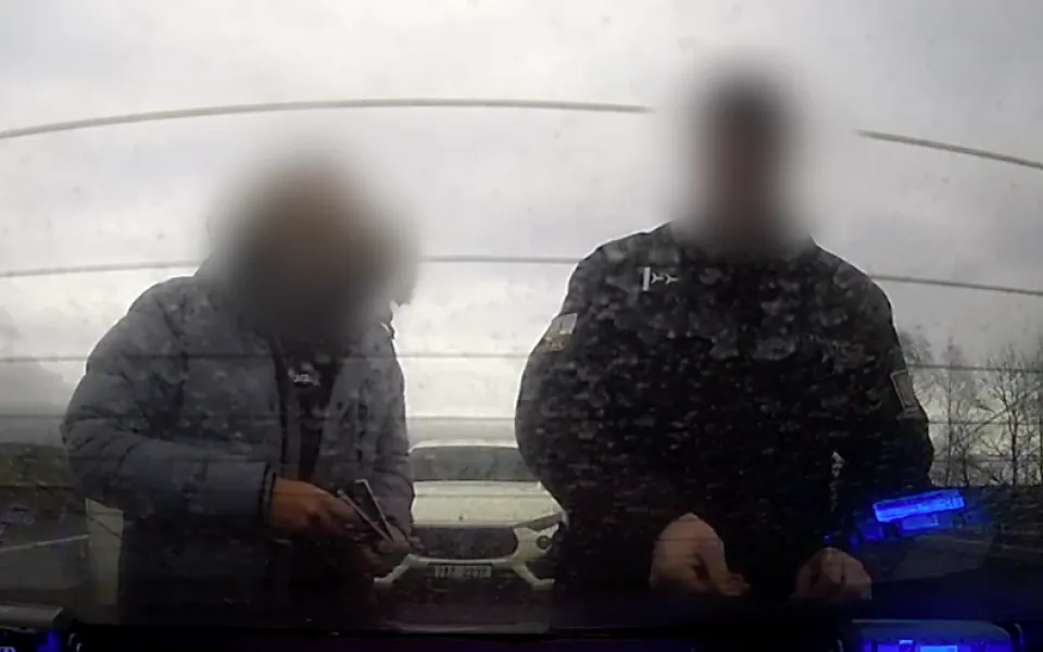 VIDEO: GIBS obvinila dva jihočeské policisty z braní úplatků od řidičů