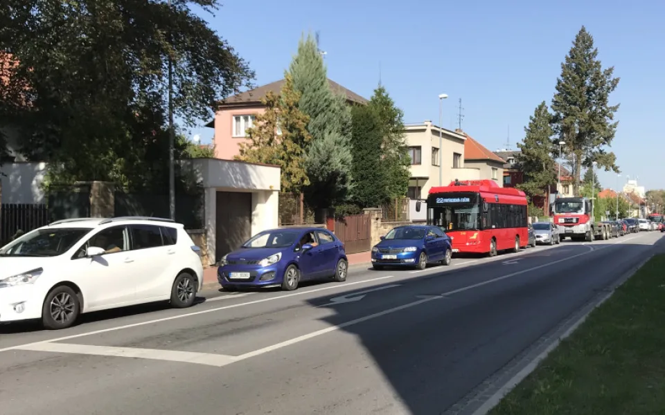 Doprava v okolí nemocnice kolabovala. Kvůli testům na koronavirus pomalu popojížděla kolona ulicí Boženy Němcové.