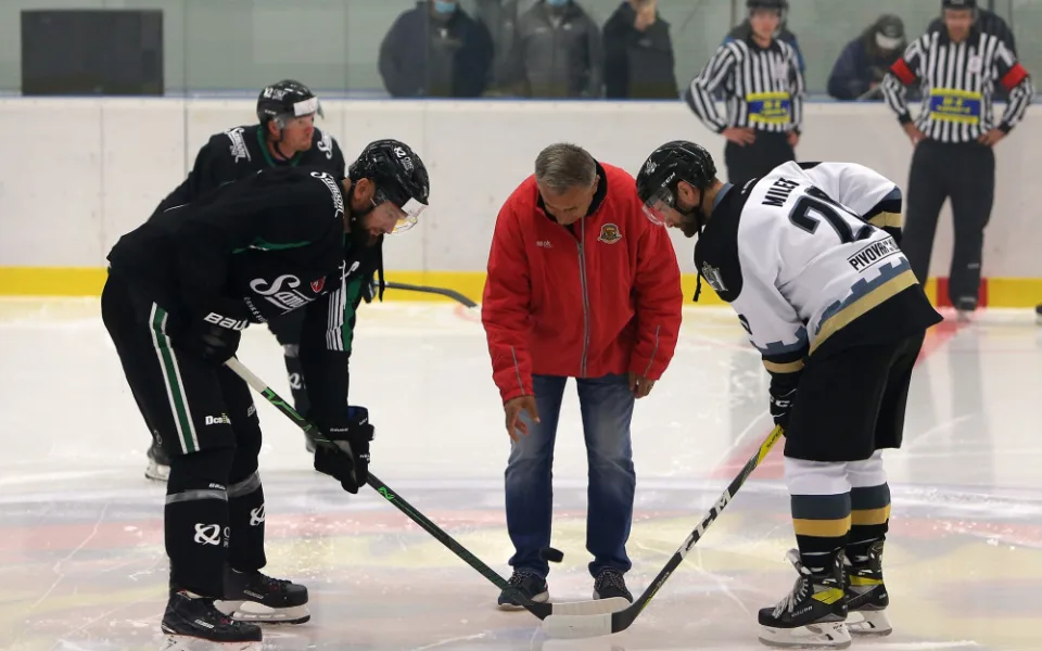 Martin Hanzal se postavil na úvodní buly v historii klubu HC Samson ČB.