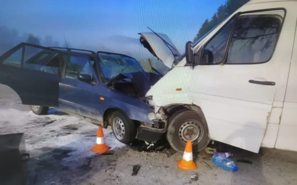 Při střetu osobního auta a dodávky zemřela ráno starší žena