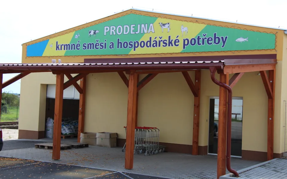 Od košťat… přes holínky… po krmné směsi! Soutěžte o poukázky do prodejny Zemědělských služeb Dynín