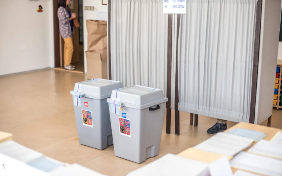 Předvolební anketu na Drbně vyhrála ODS, druhá skončila Trikolora před Piráty