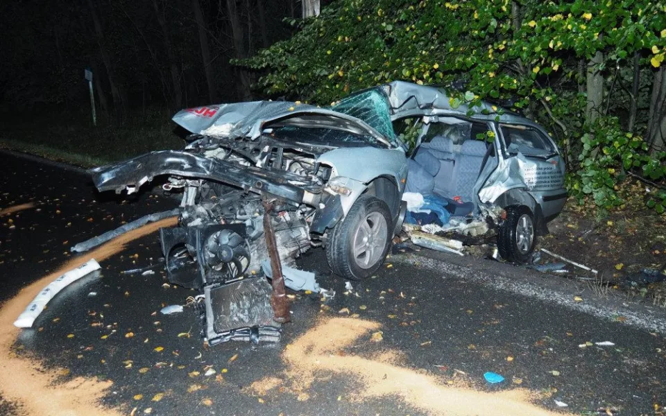 Tragická nehoda na Táborsku. Řidič zemřel po nárazu do stromu, jeho auto se poté střetlo s poštovní dodávkou.
