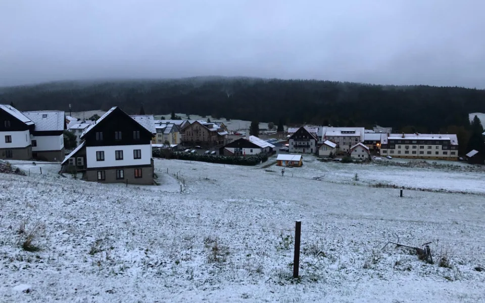 Šumavu zasypal první sníh. Po chladném víkendu se podle meteorologů oteplí.