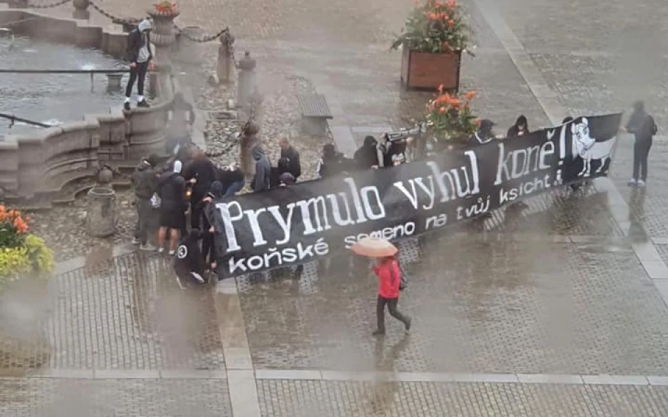 Prymulo vyhul koně. Fanoušci Dynama protestovali proti vládním opatřením.