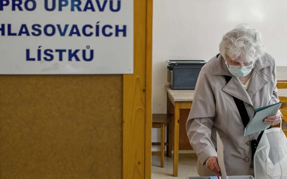 Sčítání hlasů začalo. Kdo usedne do zastupitelských lavic a Senátu?