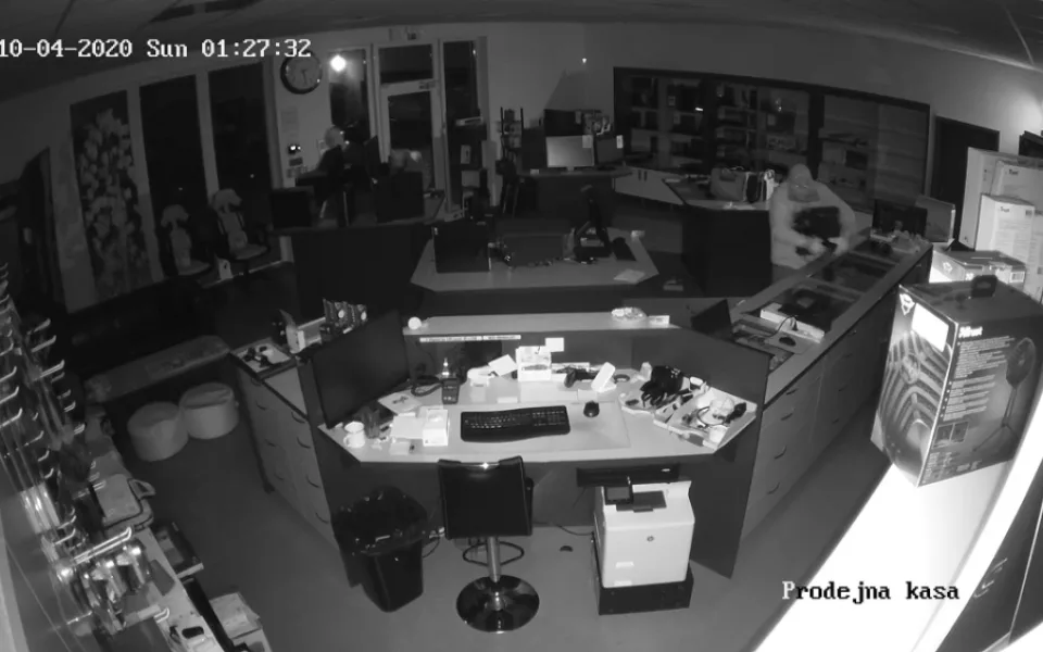 Policie hledá trojici zlodějů. S beranidlem v ruce vybílili obchod s počítači.