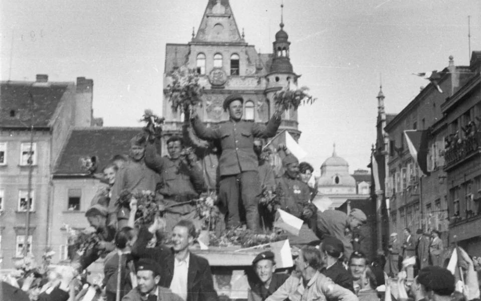 První vojáci Rudé armády na českobudějovickém náměstí v den osvobození -foto archiv Český rozhlas.