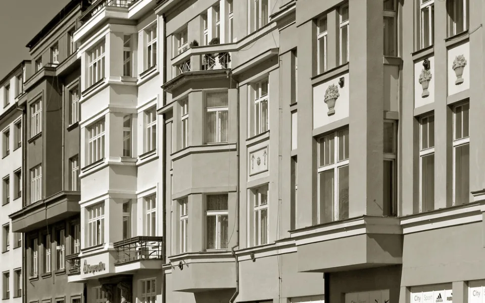 Blok domů s bývalou kavárnou Savoy z roku 1929.