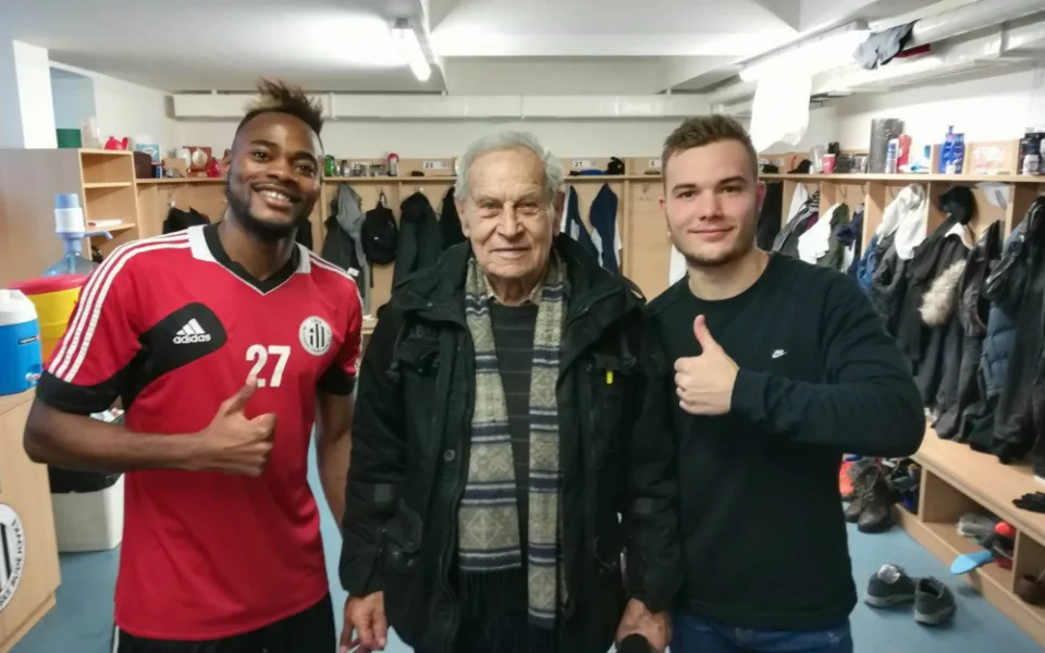 Miloslav Šerý (uprostřed) v kabině A-týmu spolu s Elvisem Mashikem Sukisou (vlevo) a Janem Vondrou.