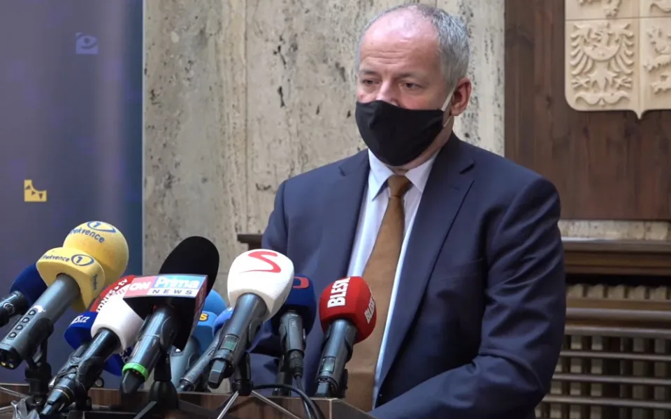 Do obchodů a provozoven maximálně ve dvou lidech aneb na co Prymula včera zapomněl