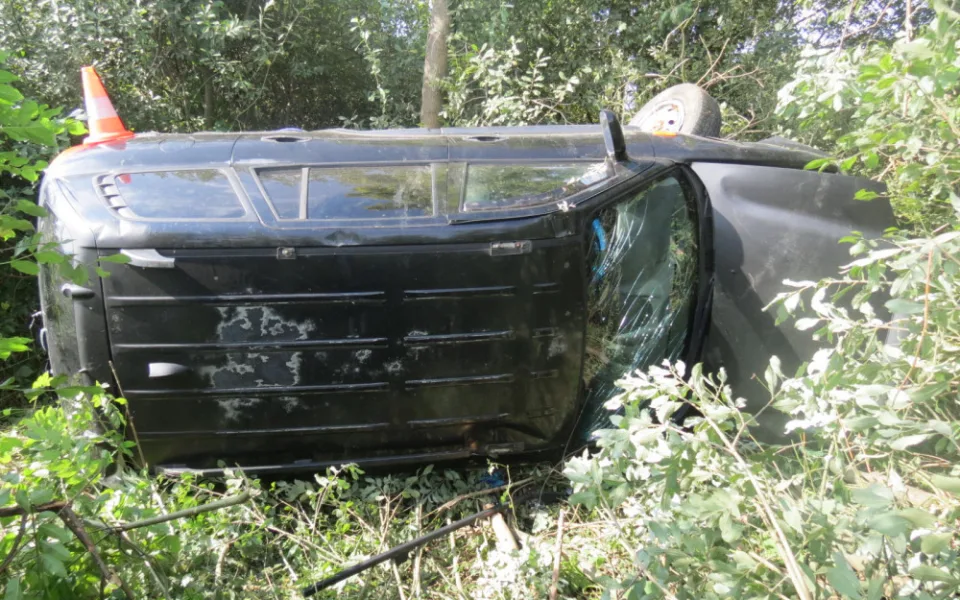 Opilý řidič otočil své SUV několikrát přes střechu, při tom vypadl na silnici.