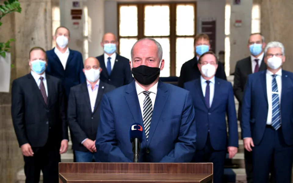 Prymula se v televizi omluvil. „Čekají nás tři neveselé týdny," řekl