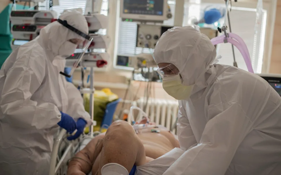 Nejoptimističtější scénáře mluví o naplnění kapacit nemocnic na konci října. Zařízení odkládají operace.