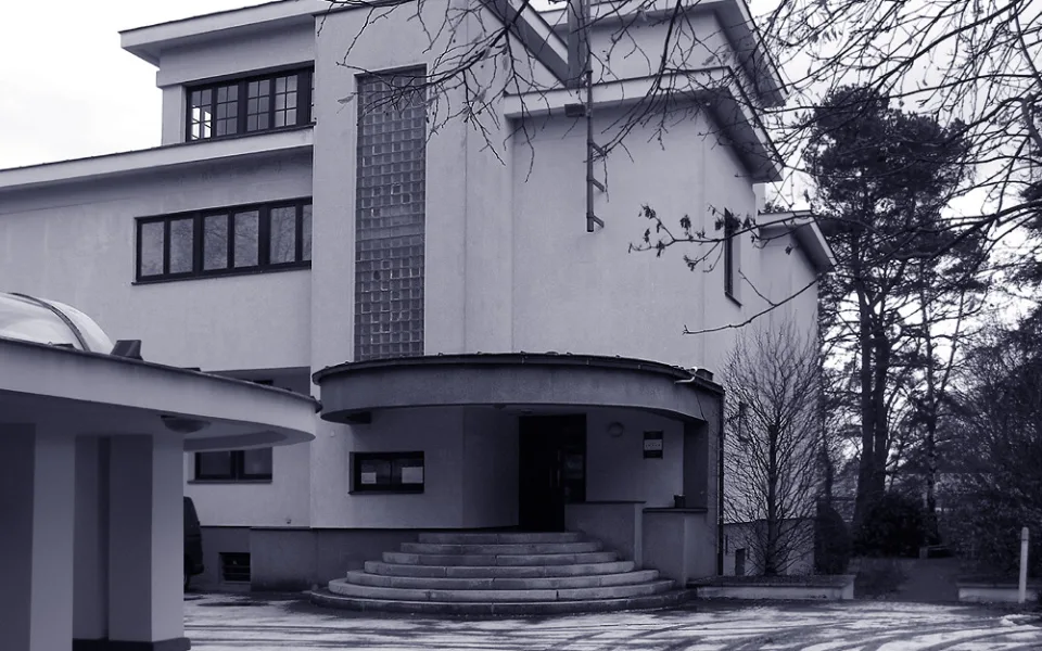 Zátkova vila ve stylu funkcionalismu u Dlohého mostu.