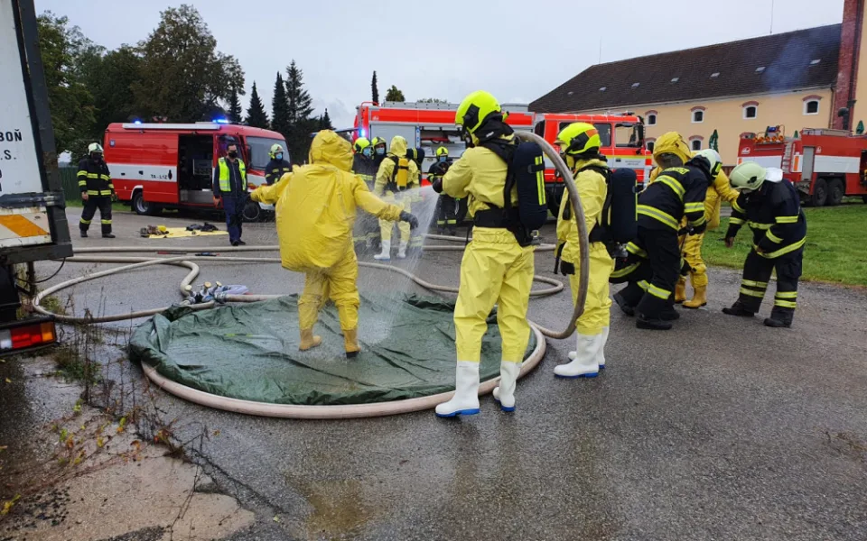 VIDEO: V třeboňském pivovaru unikal čpavek. Hasiči evakuovali 18 lidí