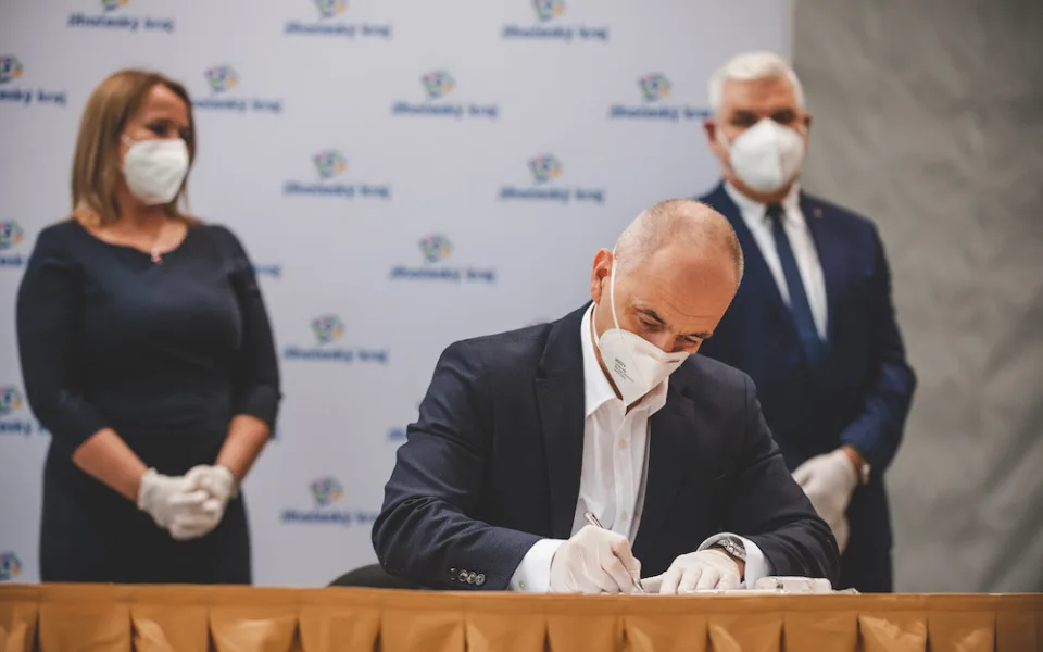 VOLBY 2020: Na jihu Čech vznikla nová koalice. V rukavicích smlouvu podepsaly čtyři strany