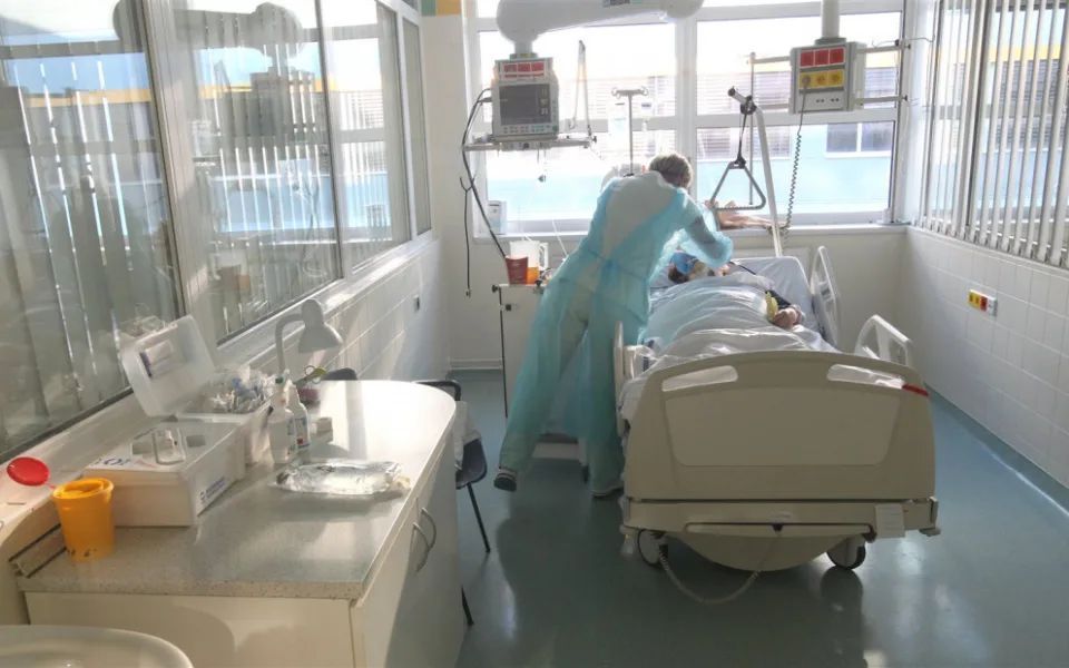 Budějcká nemocnice přistupuje k dalším omezením. Hospitalizace, které nejsou akutní, odkládá
