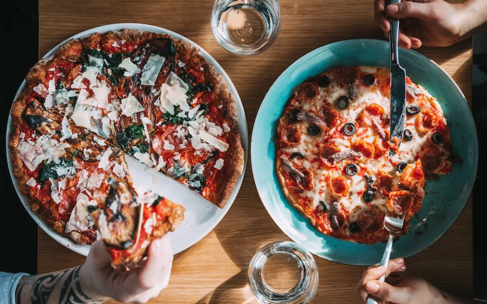 Pizza Coloseum nadále vaří. Až do večerních hodin nabízí rozvoz zdarma či výdejové okénko. Láká také na speciální akci na pizzu