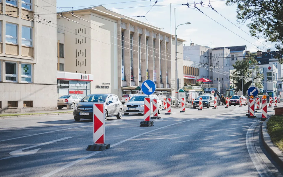 Na konci měsíce čekají Senovážné náměstí uzavírky. Dva víkendy přes něj řidiči neprojedou