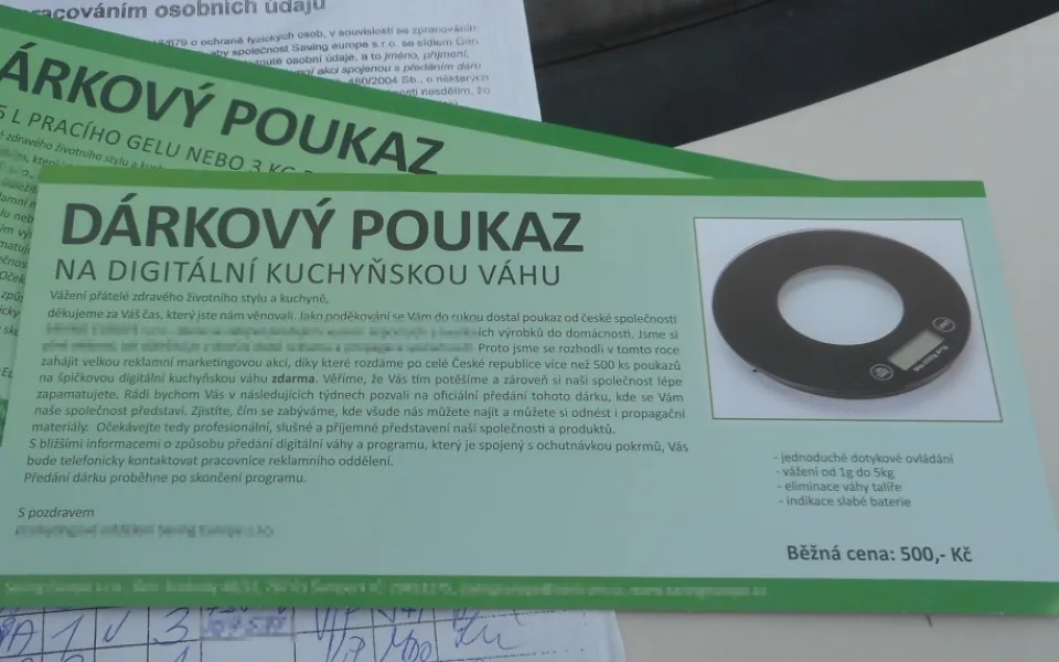 Ženy prodávaly poukazy na nákup váhy nebo pracího prášku. Za porušení nařízení jim hrozí vysoká pokuta