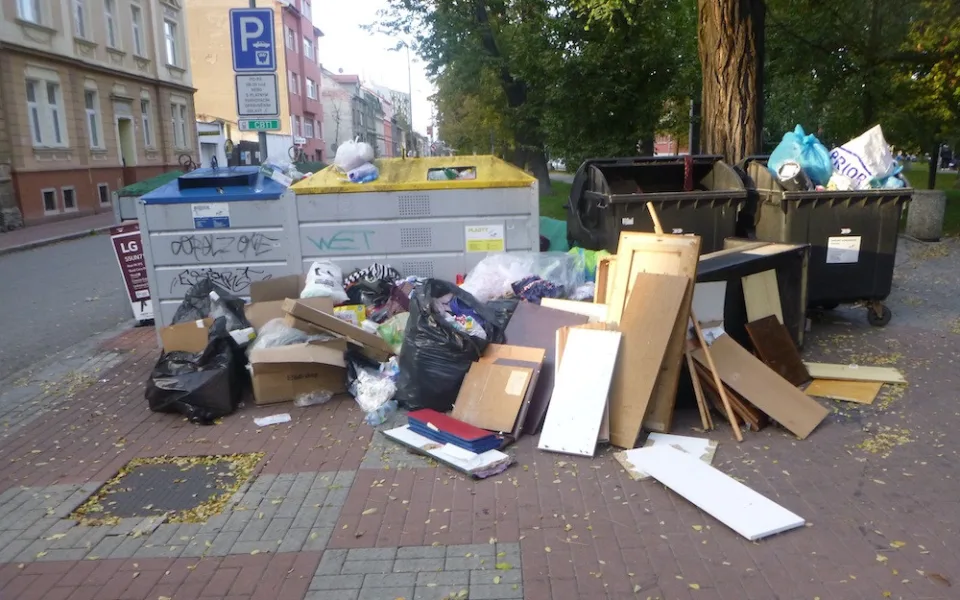 Místo na skládku vyhodil sedmačtyřicetiletý muž starý nábytek ke kontejnerům. Hrozí mu pokuta až 50 tisíc