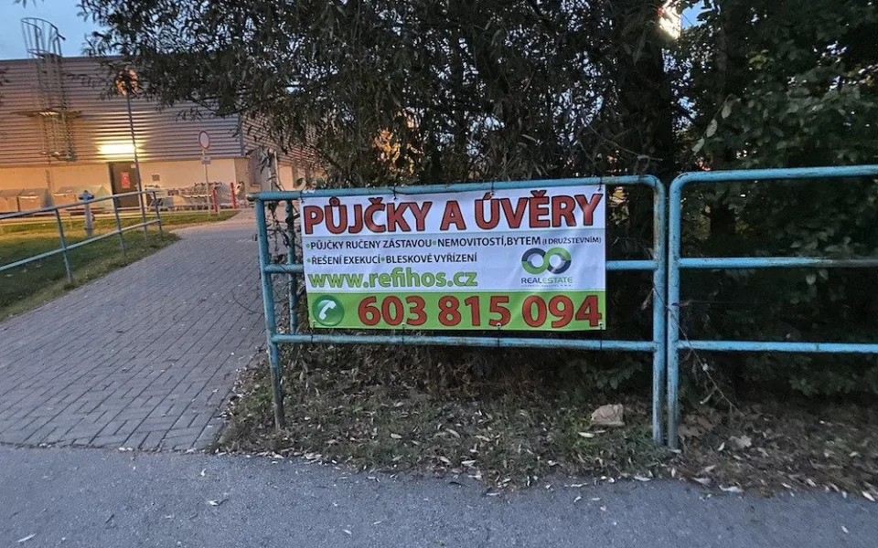 Nelegální reklamu nechalo město odstranit. Objevuje se ale na dalších místech
