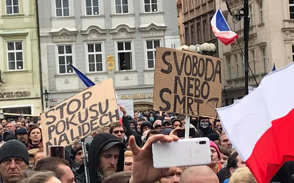 Demonstrace proti vládním opatřením.