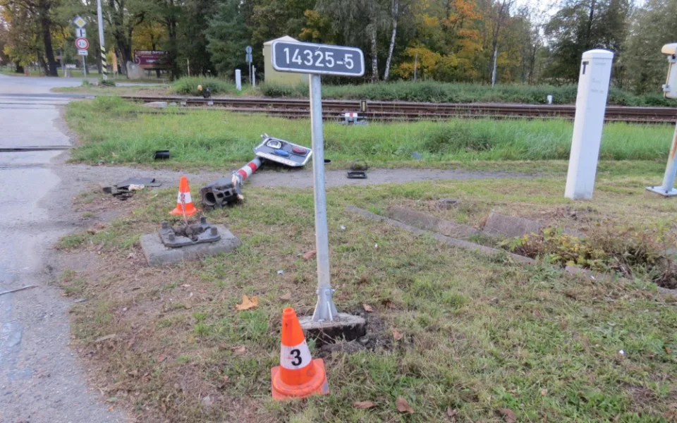 Řidič kamionu zničil světelnou signalizaci na přejezdu, z místa nehody ujel