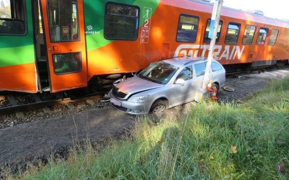 U Kájova se srazilo auto s vlakem. Škoda je za 750 tisíc